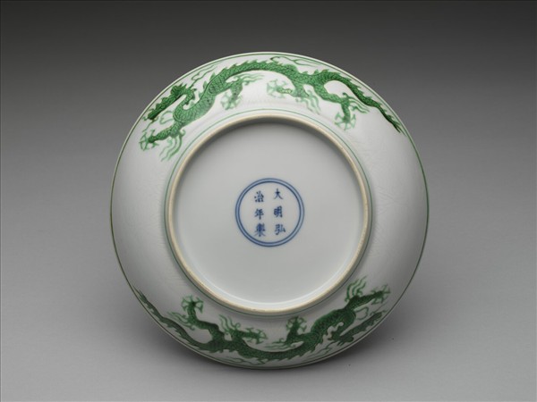 白瓷綠彩龍紋盤