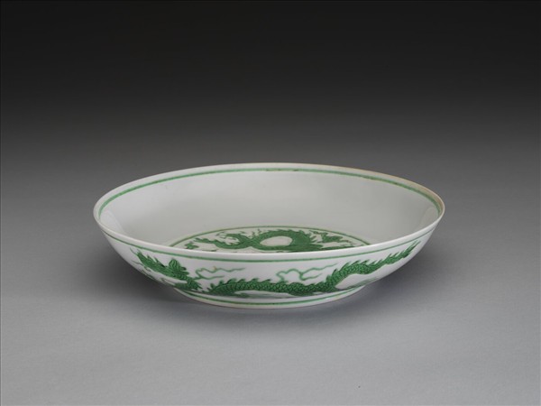 白瓷綠彩龍紋盤