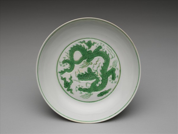 白瓷綠彩龍紋盤