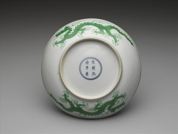 白瓷綠彩龍紋盤