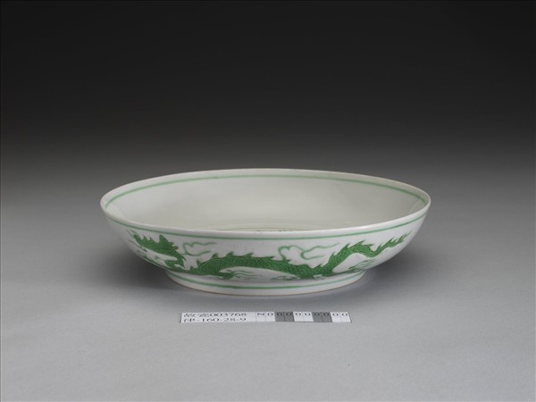 白瓷綠彩龍紋盤