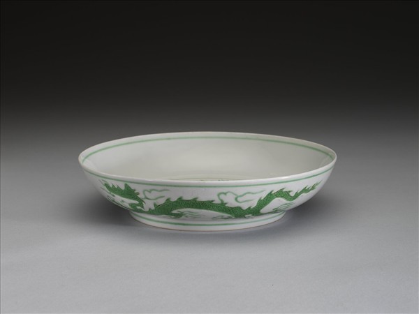 白瓷綠彩龍紋盤