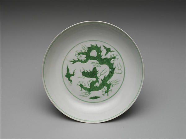 白瓷綠彩龍紋盤