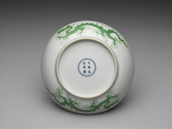 白瓷綠彩龍紋盤