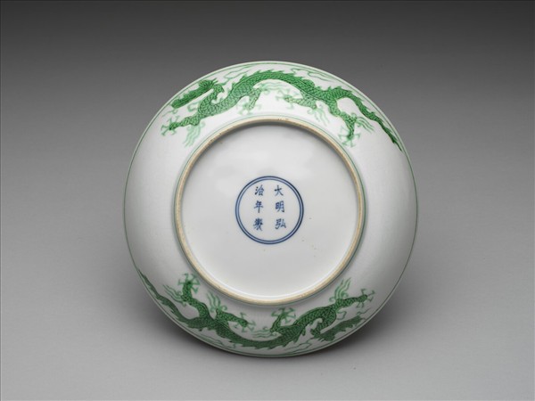 白瓷綠彩龍紋盤