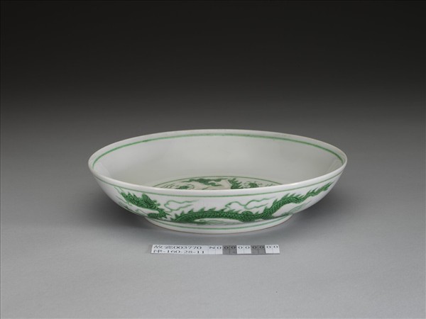 白瓷綠彩龍紋盤