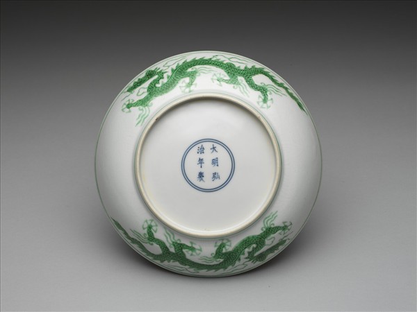 白瓷綠彩龍紋盤