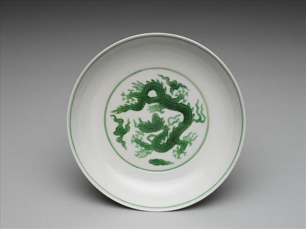 白瓷綠彩龍紋盤