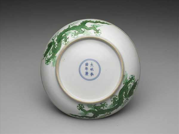 白瓷綠彩龍紋盤