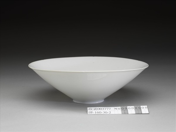 甜白半脫胎暗八吉祥紋葵瓣碗