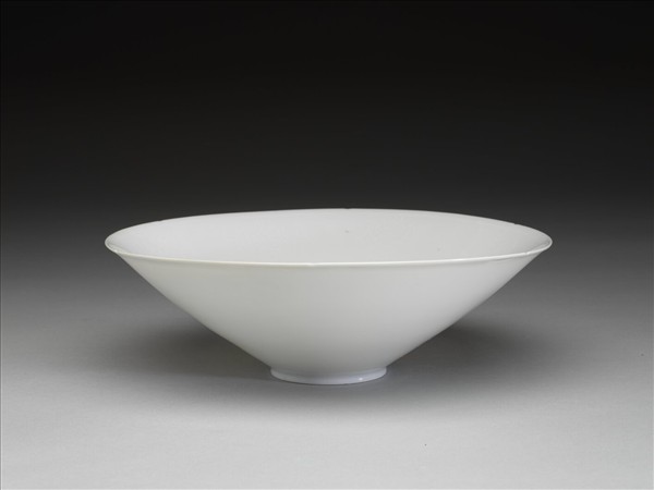 甜白半脫胎暗八吉祥紋葵瓣碗