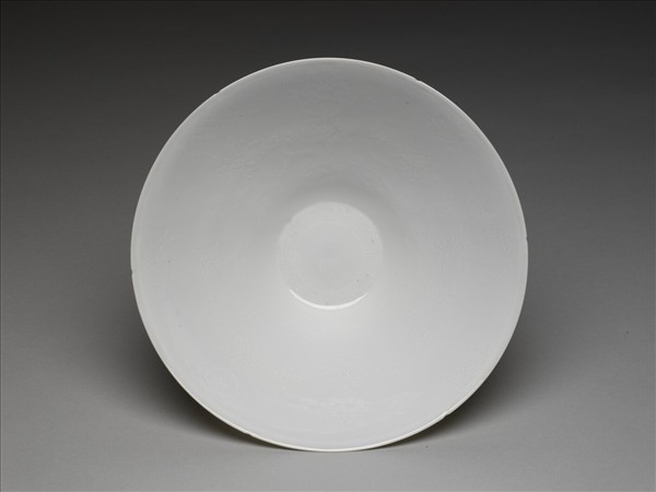 甜白半脫胎暗八吉祥紋葵瓣碗