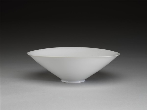 甜白半脫胎暗八吉祥紋葵瓣碗