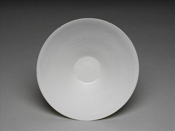 甜白半脫胎暗八吉祥紋葵瓣碗