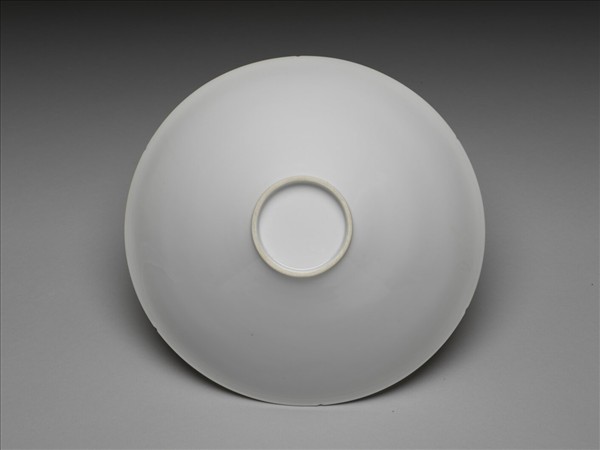 甜白半脫胎暗八吉祥紋葵瓣碗