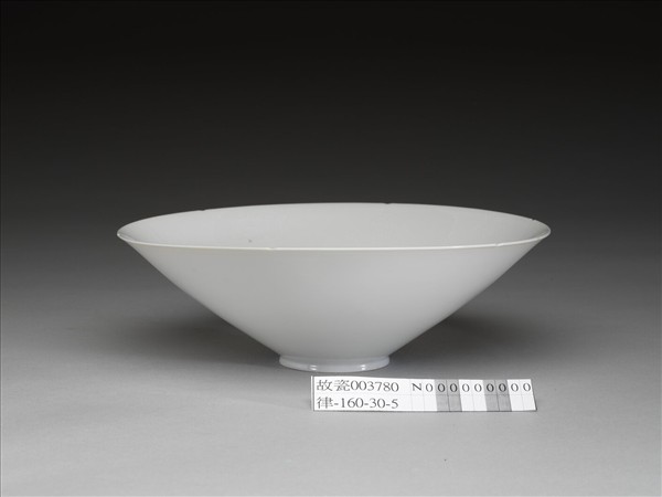 甜白半脫胎暗八吉祥紋葵瓣碗