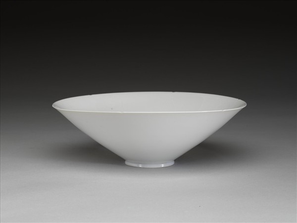 甜白半脫胎暗八吉祥紋葵瓣碗