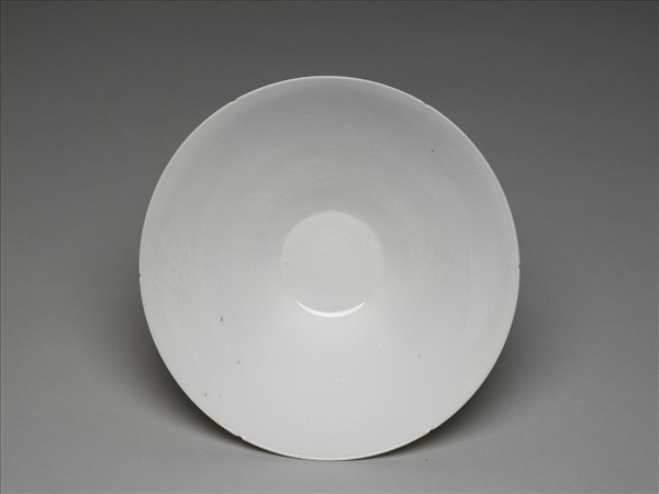 甜白半脫胎暗八吉祥紋葵瓣碗