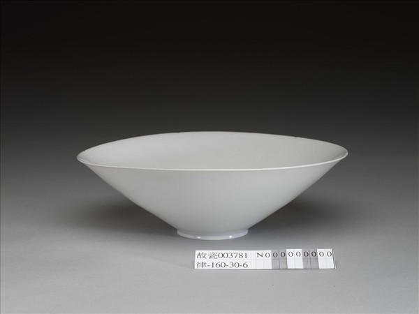 甜白半脫胎暗八吉祥紋葵瓣碗