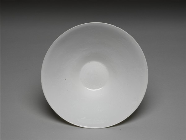 甜白半脫胎暗八吉祥紋葵瓣碗