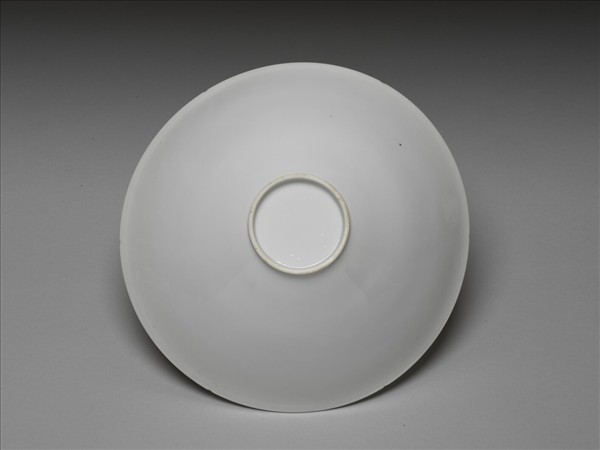 甜白半脫胎暗八吉祥紋葵瓣碗