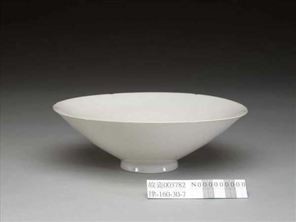 甜白半脫胎暗八吉祥紋葵瓣碗