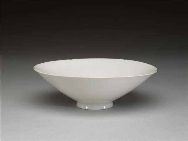 甜白半脫胎暗八吉祥紋葵瓣碗