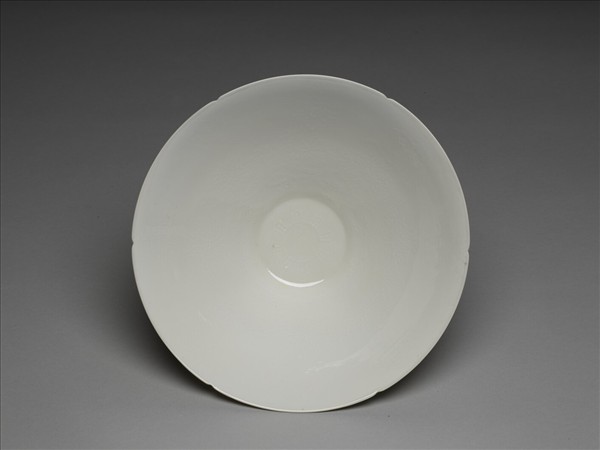 甜白半脫胎暗八吉祥紋葵瓣碗