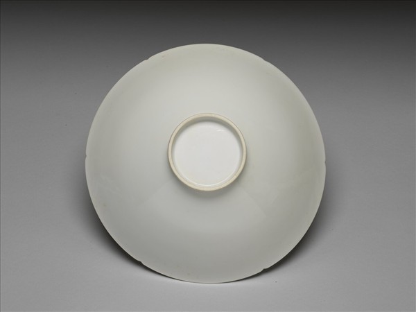 甜白半脫胎暗八吉祥紋葵瓣碗