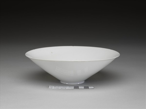 甜白半脫胎暗八吉祥紋葵瓣碗