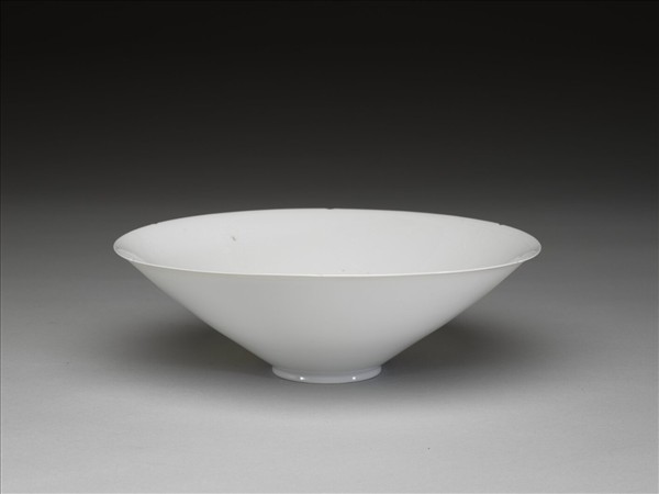 甜白半脫胎暗八吉祥紋葵瓣碗