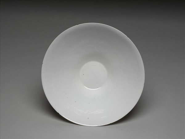 甜白半脫胎暗八吉祥紋葵瓣碗