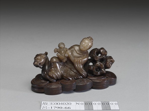 玉人物異獸筆架