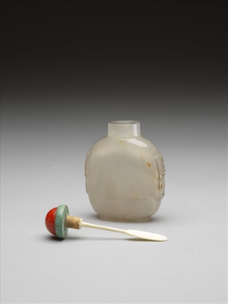 瑪瑙獸首銜環鼻煙壺