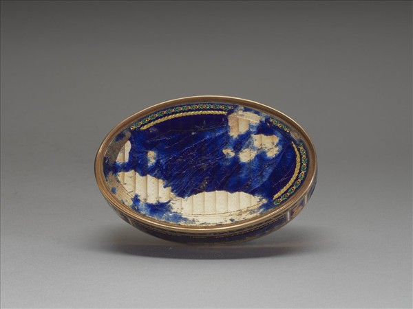 鍍金內填兼畫琺瑯西洋人物圖盒