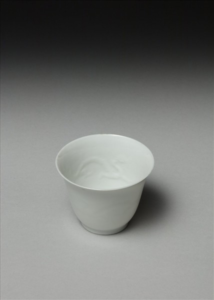 甜白釉雙龍紋杯