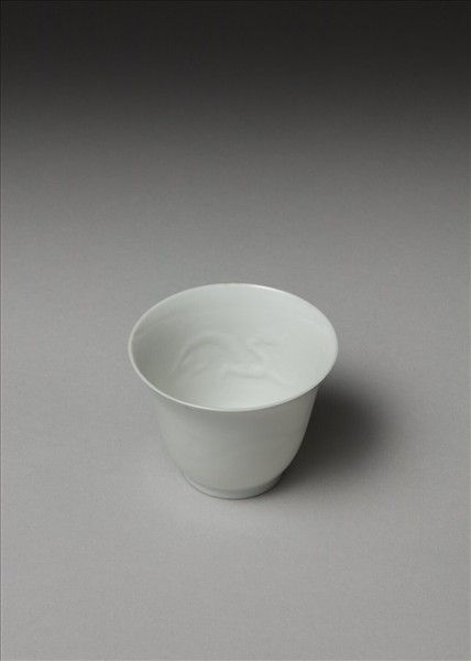 甜白釉雙龍紋杯