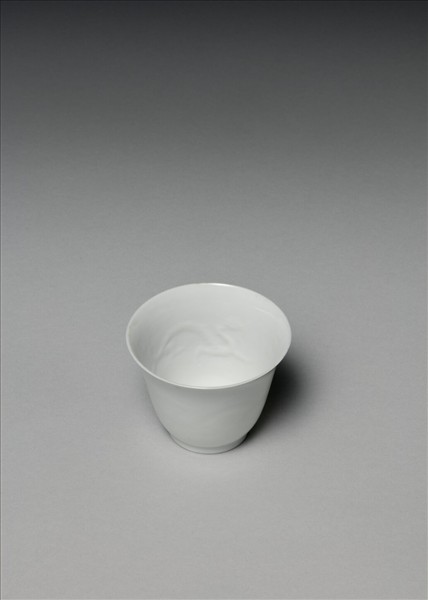 甜白釉雙龍紋杯