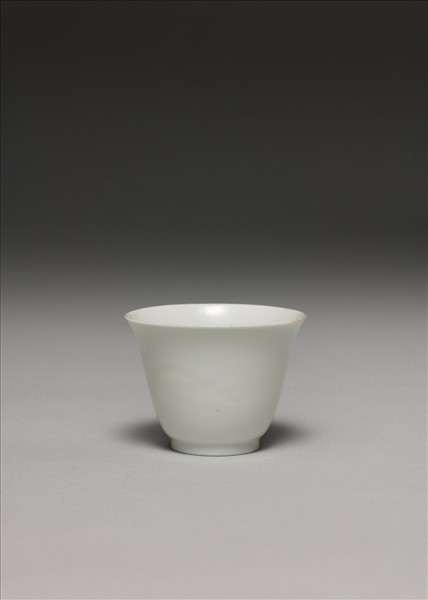 甜白釉雙龍紋杯