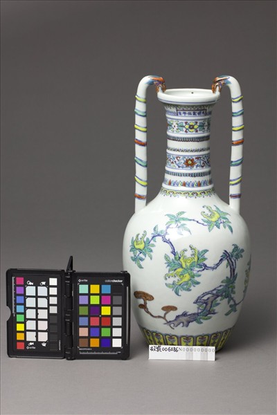 鬥彩福壽紋龍耳瓶