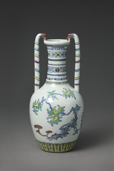 鬥彩福壽紋龍耳瓶