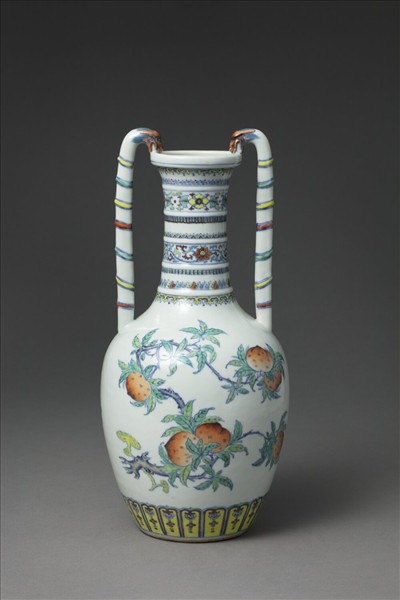 鬥彩福壽紋龍耳瓶