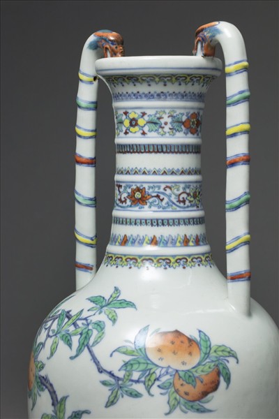 鬥彩福壽紋龍耳瓶