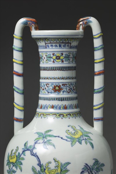 鬥彩福壽紋龍耳瓶