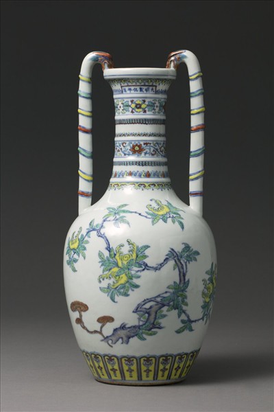鬥彩福壽紋龍耳瓶
