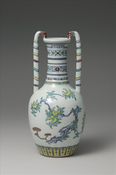 鬥彩福壽紋龍耳瓶