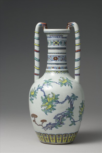 鬥彩福壽紋龍耳瓶
