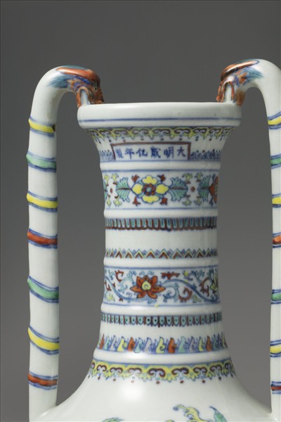 鬥彩福壽紋龍耳瓶