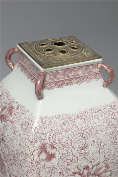 釉裡紅花卉紋四耳方瓶