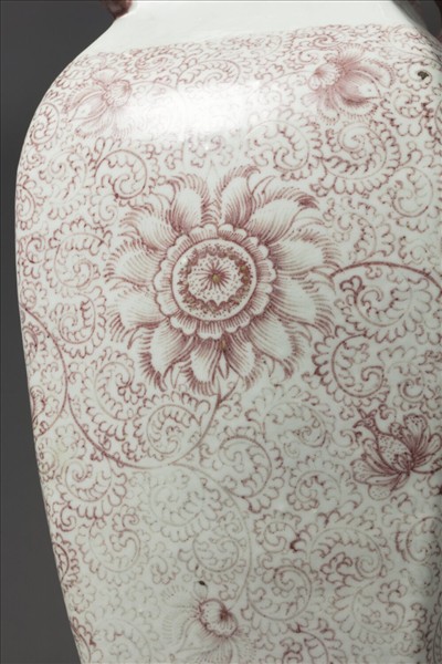 釉裡紅花卉紋四耳方瓶